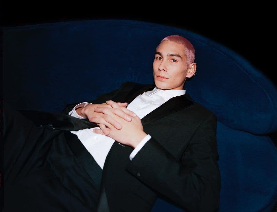 Evan Mock hará el papel del inocente Akeno ‘Aki’ Menzies.