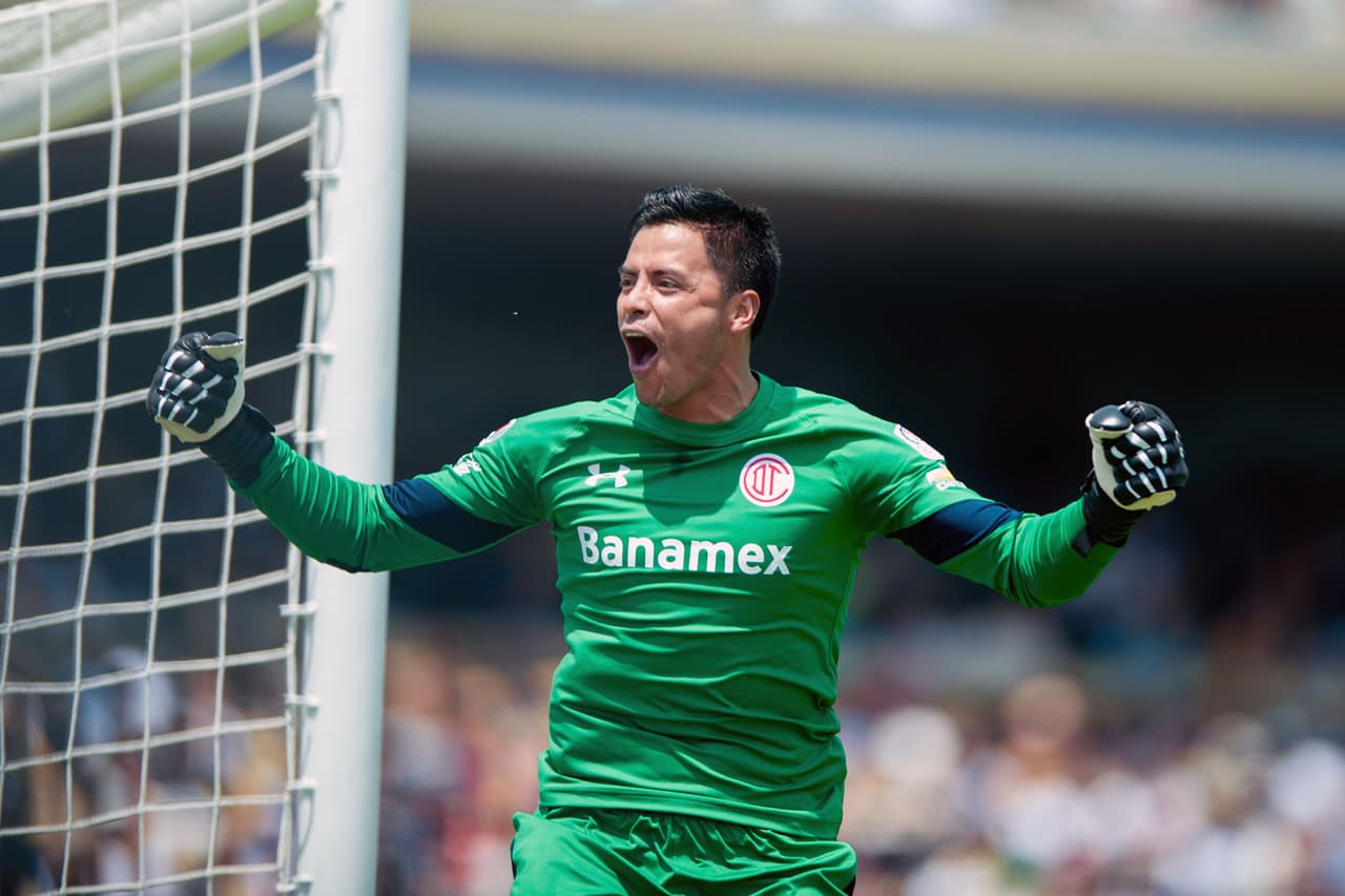 En la otra portería, Alfredo Talavera hizo buenas tapadas que mantuvieron el cero en la meta escarlata.