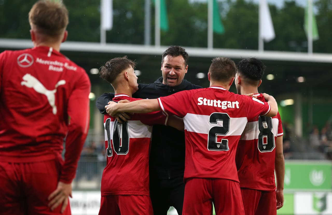 Relacionado a la situación de Mercedes-Benz, estuvo el descenso del VfB Stuttgart en la edición anterior de Bundesliga.