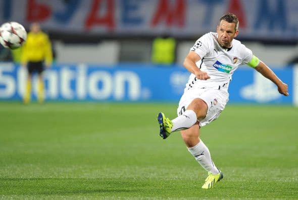 En cuestión de la Liga Europa el honor lo tiene el checo Pavel Horvath con el Viktoria Plzen, quien a sus 37 años y 215 días anotó ante el Academia de Coimbra.