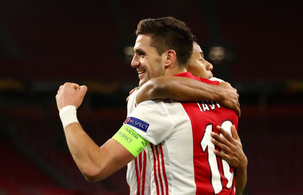 Ajax se impone como local y derrota a los Young Boys con marcador 3-0 en el partido de ida de los Octavos de Final en la UEFA Europa League. Los tres tantos corrieron a cargo de Davy Klaassen (62'), Dusan Tadic (82') y Bryan Brobbey (90+2'). El mexicano Edson Álvarez fue titular durante el encuentro.