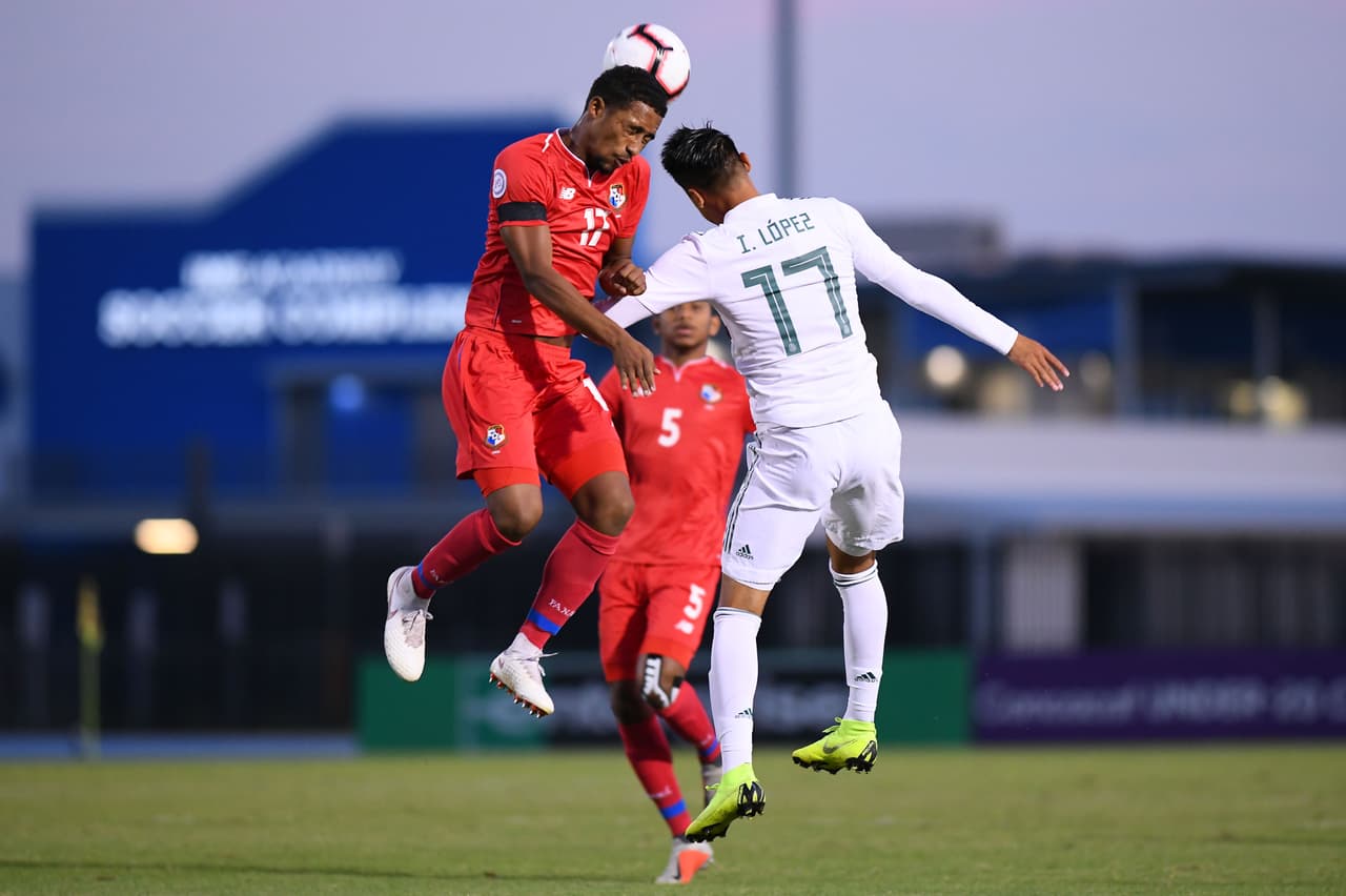 El cotejo entre canaleros y aztecas comenzó acorde a lo esperado: juego tenso, ríspido, de mucho despliegue físico y de llegadas en ambas porterías.