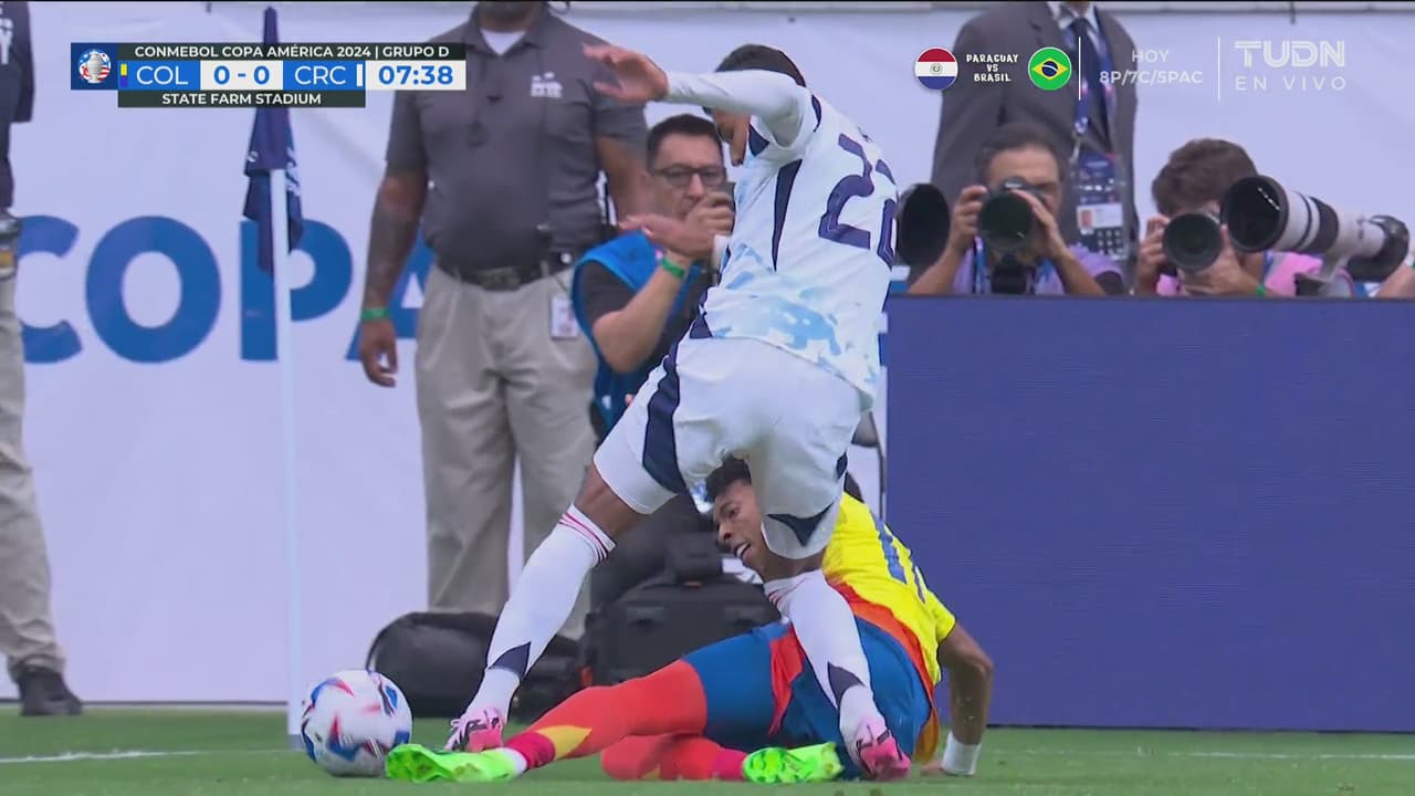 ¡No la vio el árbitro! Durísimo pisotón se lleva Mojica en uno de los tobillos