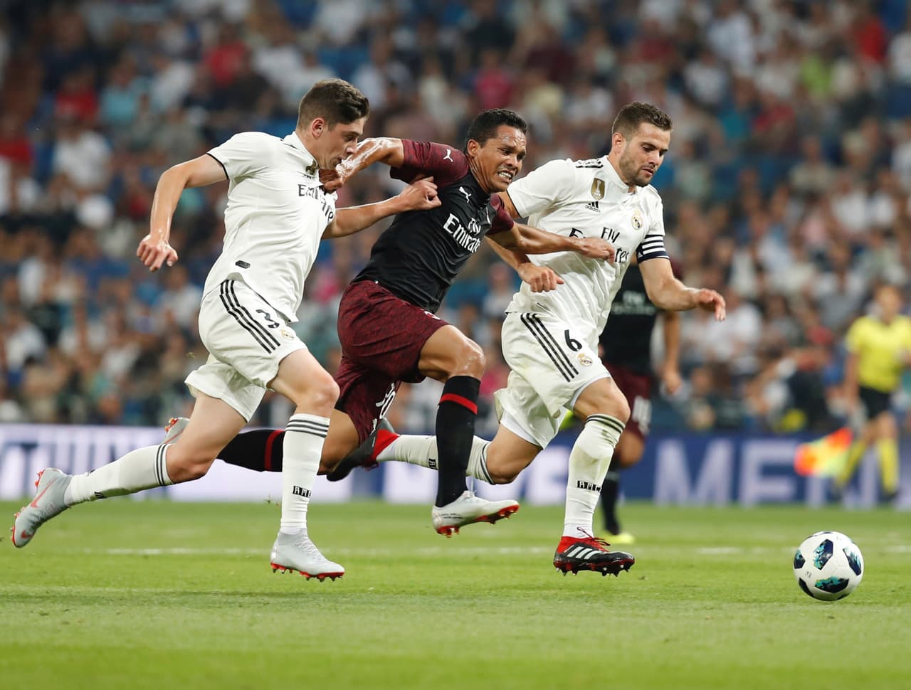 El delantero colombiano del Milan, Carlos Bacca, intenta pasar entre los defensas Nacho Fernández (derecha) y el uruguayo Federico Valverde (izquierda).