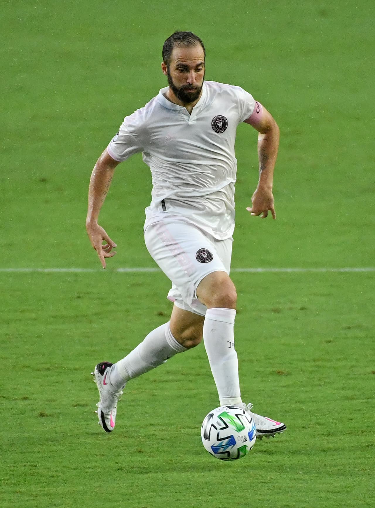 Para la opción principal, blanco y detalles en rosado, el color que identifica al Inter Miami CF.