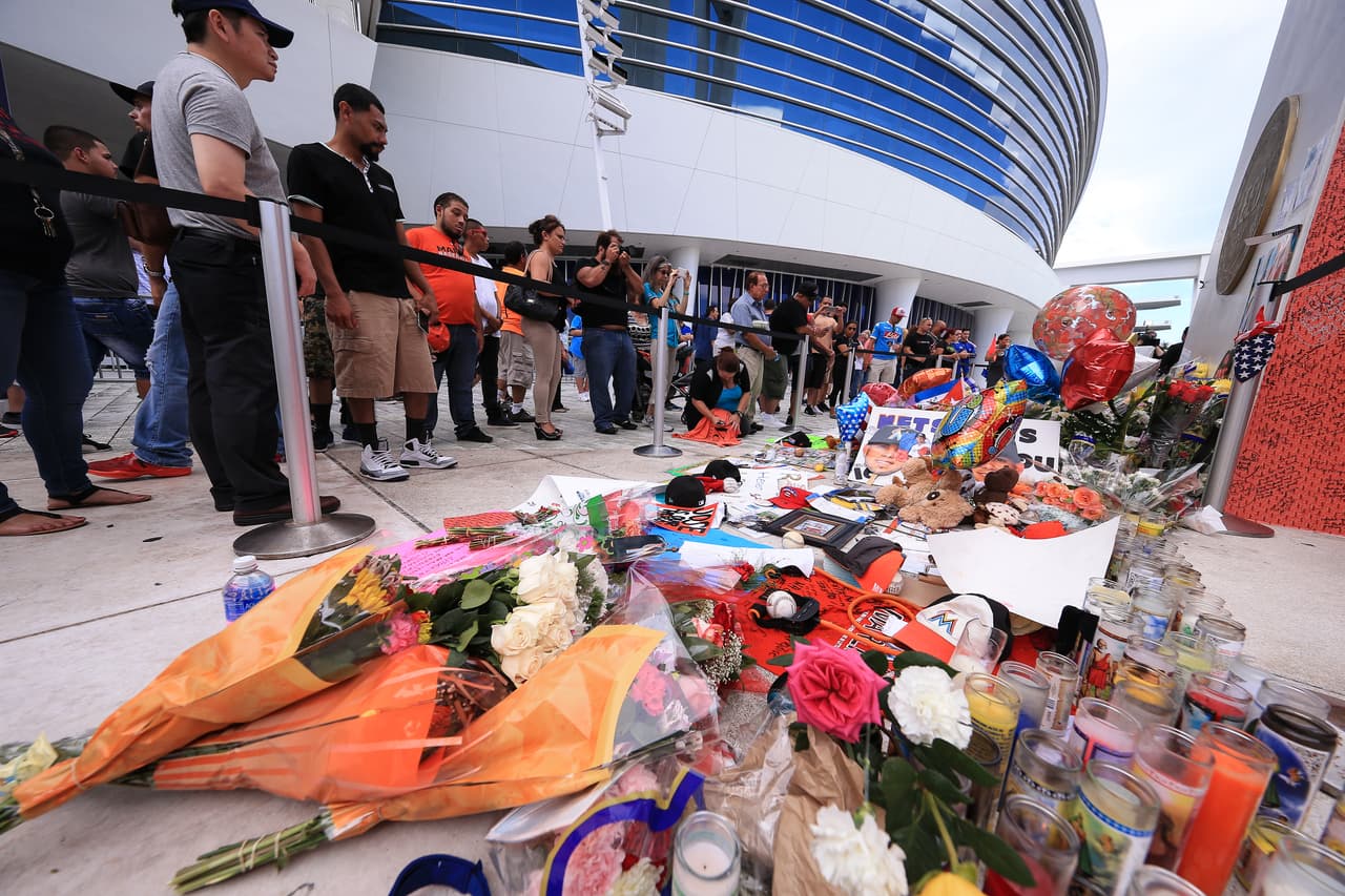 Los asistentes al acto conmemorativo se detienen para ver pasar la carroza fúnebre que traslada el cuerpo de José Fernández.