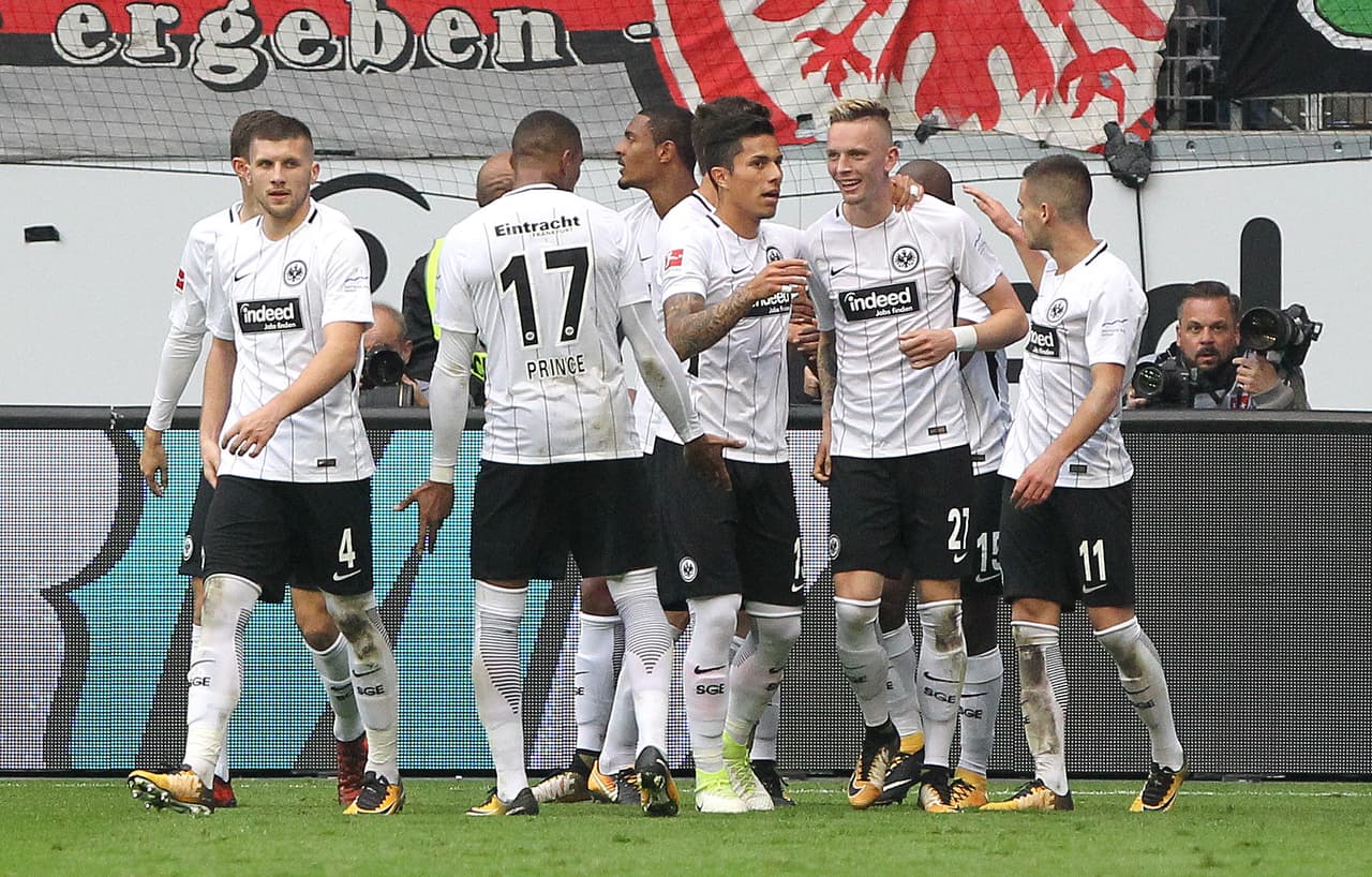 Eintracht Frankfurt contó con el mexicano Carlos Salcido en su igualdad como local 2-2 contra Borussia Dortmund, que desaprovechó una ventaja de 0-2 en su visita en la novena fecha de la Bundesliga.