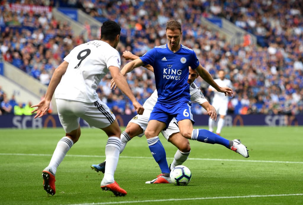 Raúl Jiménez no pudo evitar el triunfo del Leicester City 2-0 contra Wolverhampton en la segunda fecha de la Premier League, pero de a poco se consolida como titular en el equipo.