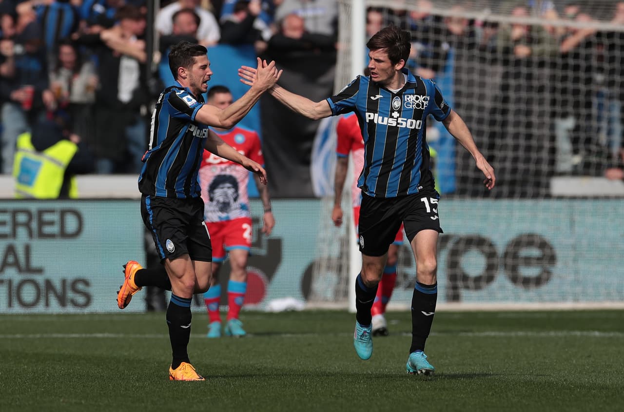 Napoli venció al Atalanta con goles de Lorenzo Insigne, Matteo Politano, Eljif Elmas, quien anotó tras recibir el balón de Hirving Lozano.