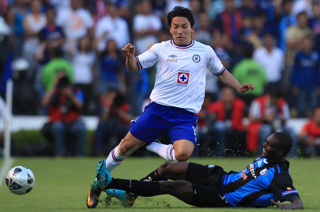 Cruz Azul continuaba encima y al minuto 72, Gerardo Lugo filtra el balón para César Villaluz quien ya había ganado el espacio, en ese momento José Manuel Cruzalta disputa el esférico con una fuerza innecesaria y arrolla al jugador de Cruz Azul dejándolo conmocionado en el terreno de juego.