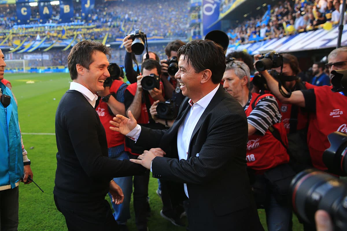 Los técnicos Guillermo Barros Schelotto de Boca Juniors (izquierda) y Marcelo Gallardo de River Plate (derecha) antes del partido.
