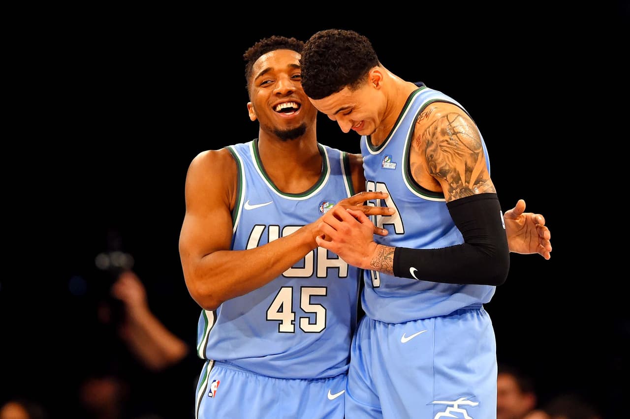 Donovan Mitchell de Utah Jazz (izquierda) y Kyle Kuzma de Los Angeles Lakers (derecha) celebran la victoria del Team USA.