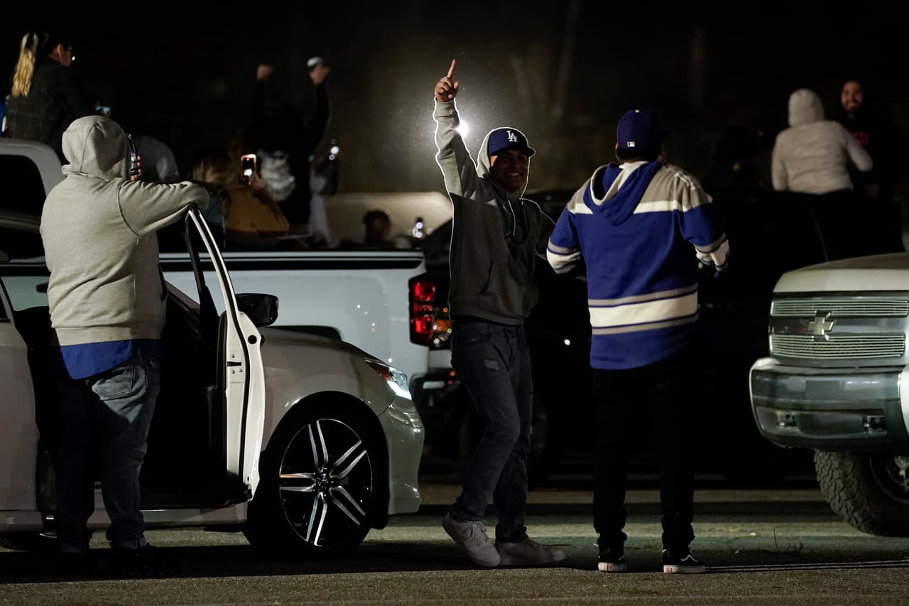 Funcionarios del Departamento de Salud recordaron que "el coronavirus se propaga fácil y rápidamente en grandes reuniones de personas, 
<b>especialmente cuando hay aclamaciones, cantos, gritos, y cuando no se cubren la cara y no hay distancia física</b>".