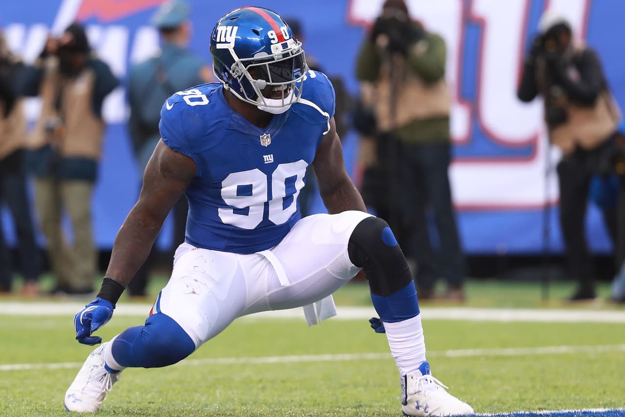 <b>JASON PIERRE-PAUL – DE New York Giants</b>
<br>Ala defensivo extraordinario con talento como 
<i>pass rusher</i> y efectivo para frenar el ataque terrestre. Demostró este año que su nivel de juego no bajó pese al incidente con fuegos artificiales que le provocó
<a href="http://www.univision.com/deportes/new-york-giants/el-dedo-indice-de-la-mano-derecha-de-jason-pierre-paul-ha-sido-amputado"> perder el dedo índice de su mano derecha</a>. En 2016 tuvo 7 sacks, tercer mejor registro de su carrera, y eso lo pone cerca de recibir un contrato millonario. Suena para Saints, Lions y Dolphins.