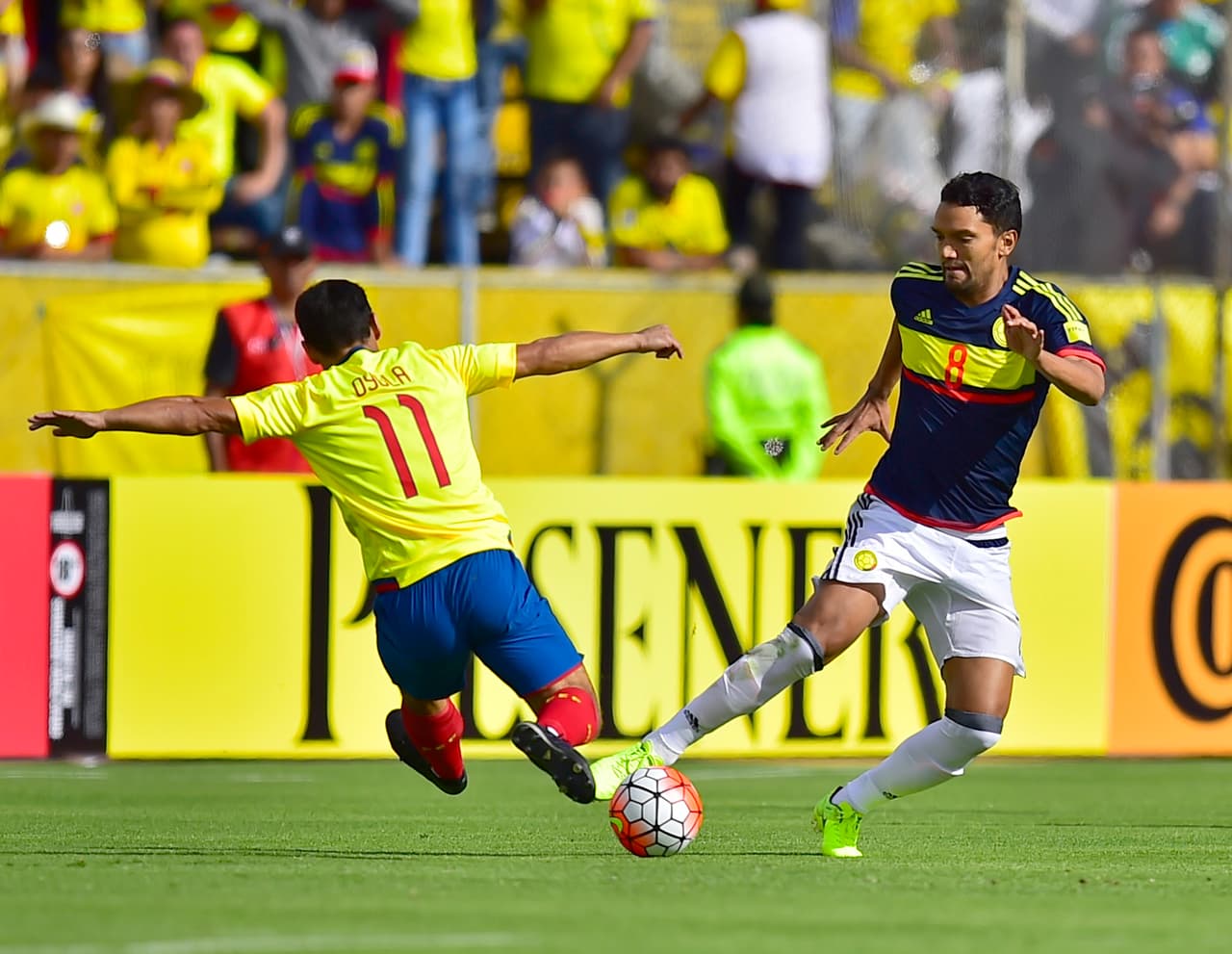 En el mediocampo, una de las varientes de Pekerman fue el ingreso de Abel Aguilar por Matheus Uribe, ambos de la liga colombiana. El mediocampista en un duelo con Matías Oyola, argentino nacionalizado ecuatoriano.