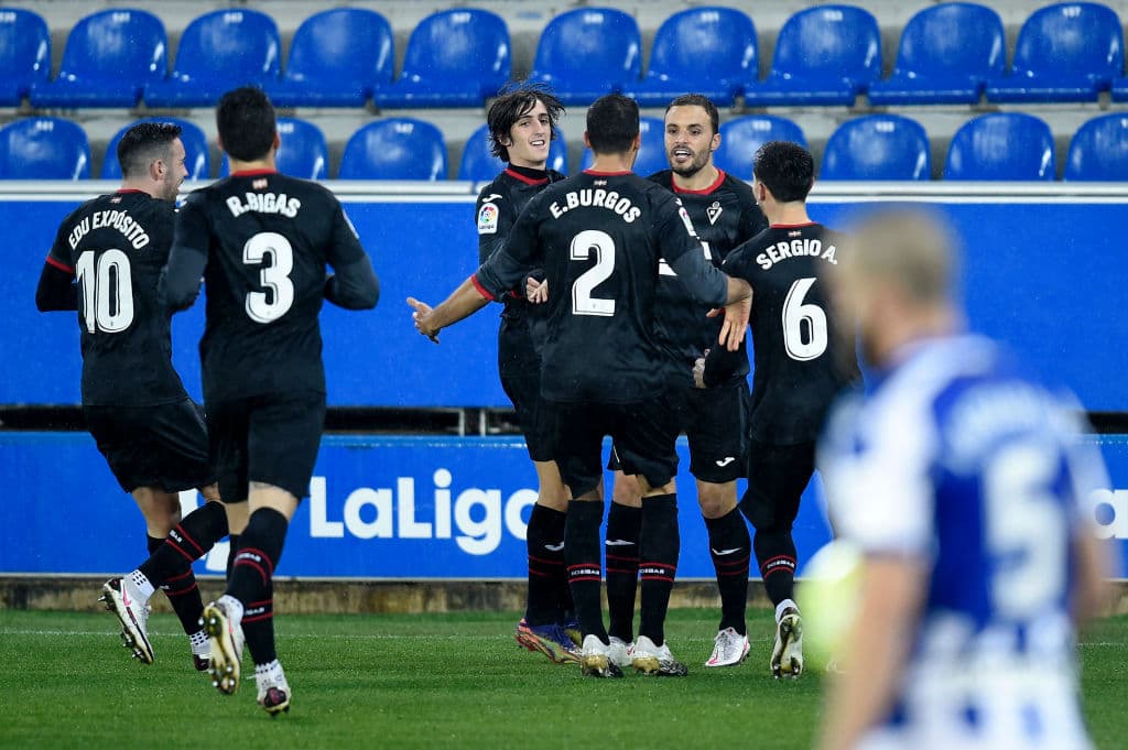 Eibar se acerca a la zona del descenso tras caer 2-1 ante el Alavés en el Mendizorroza.