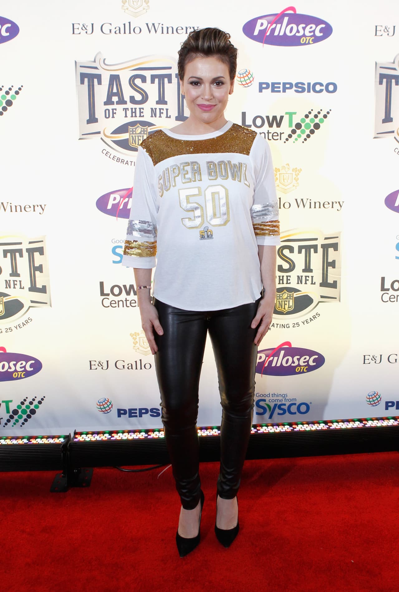 Además de hacerse una carrera en la televisión estadounidense, la hermosa Alyssa Milano tiene una larga historia como seguidora del béisbol e incluso ha tenido romances con deportistas.