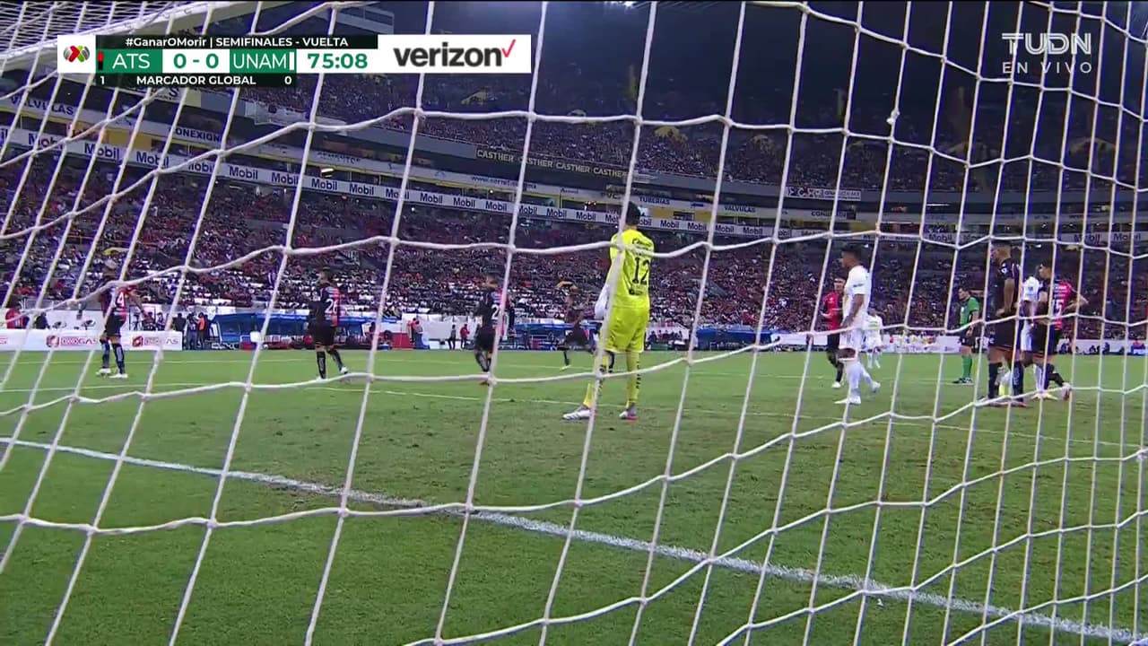 ¡TIRO ATAJADO! disparo por Efraín Velarde.