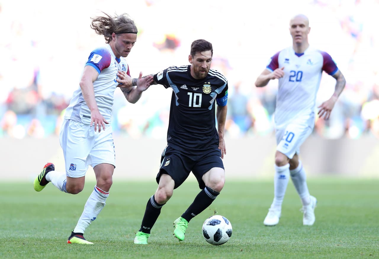 Messi intentó por todos los medio enmendar su fallo en el penalti, pero le resultó imposible entre los malos cobros de tiro libre y la defensa islandesa.