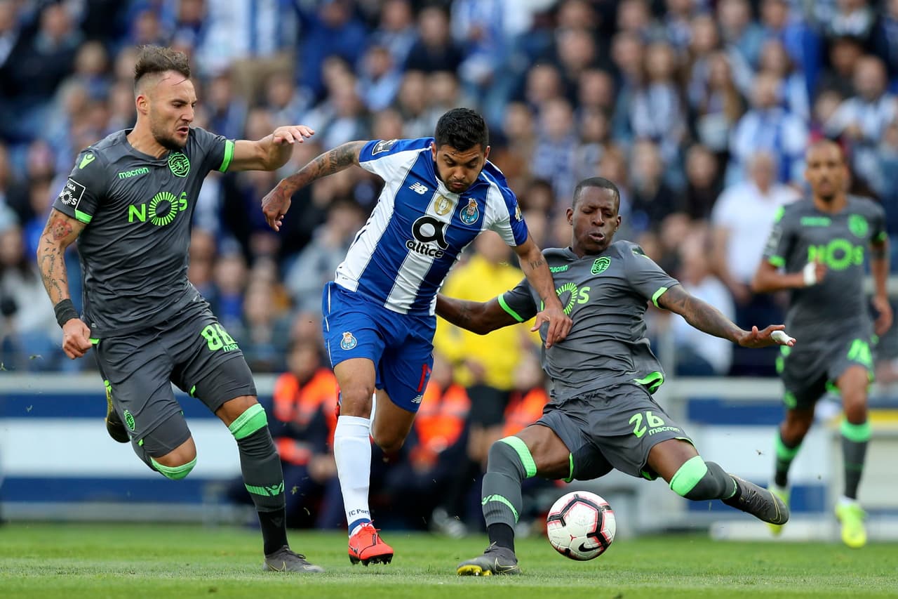 Porto ganó 2-1 contra Sporting de Lisboa, pero no le alcanzó para arrebatarle el primer lugar a Benfica, campeón en Portugal, en una jornada agridulce para los mexicanos, con gol de Héctor Herrera en su despedida y expulsión de Jesús Corona.