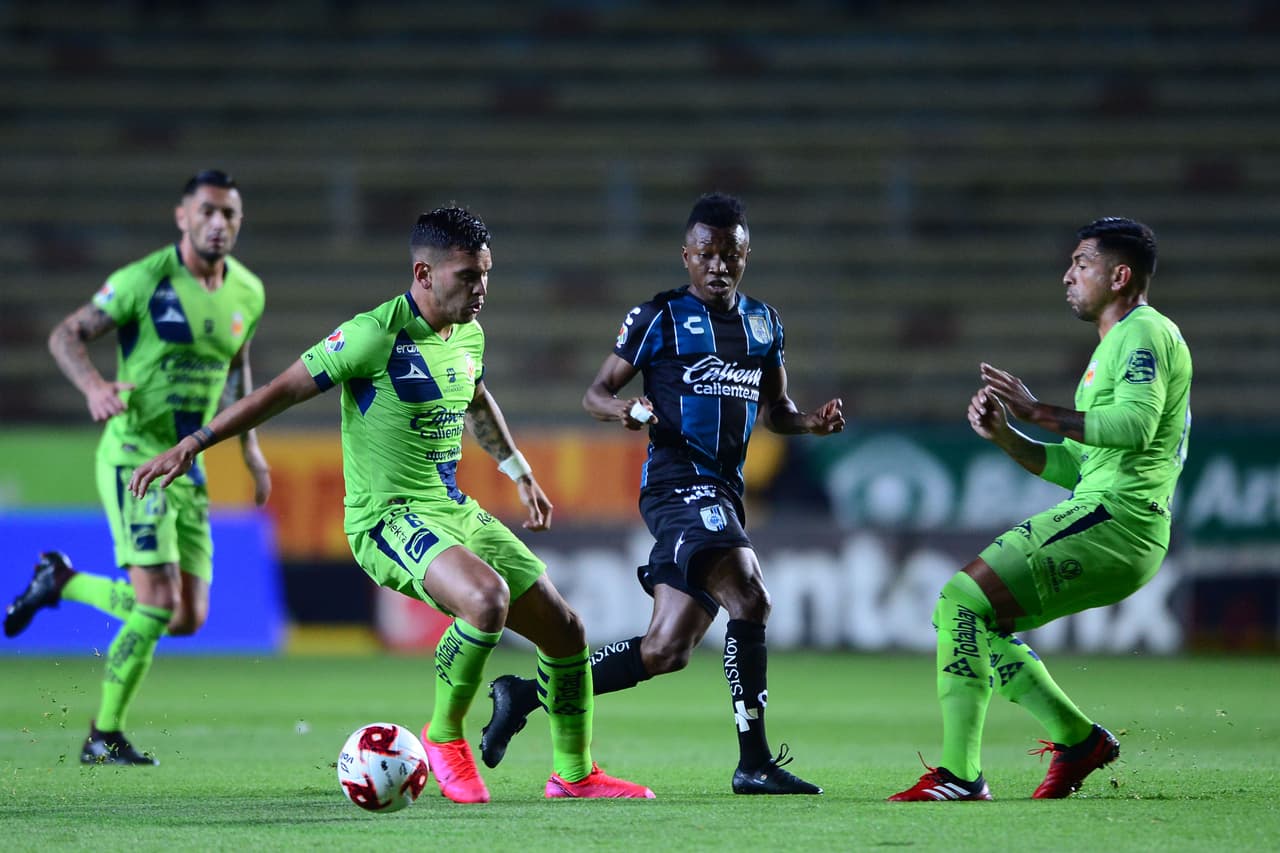 Con un doblete de Aldo rocha, gol de Martín Rodríguez, y gol del Shaggy Martínez, Morelia golea y deja claro el mal momento que esta viviendo el Querétaro.