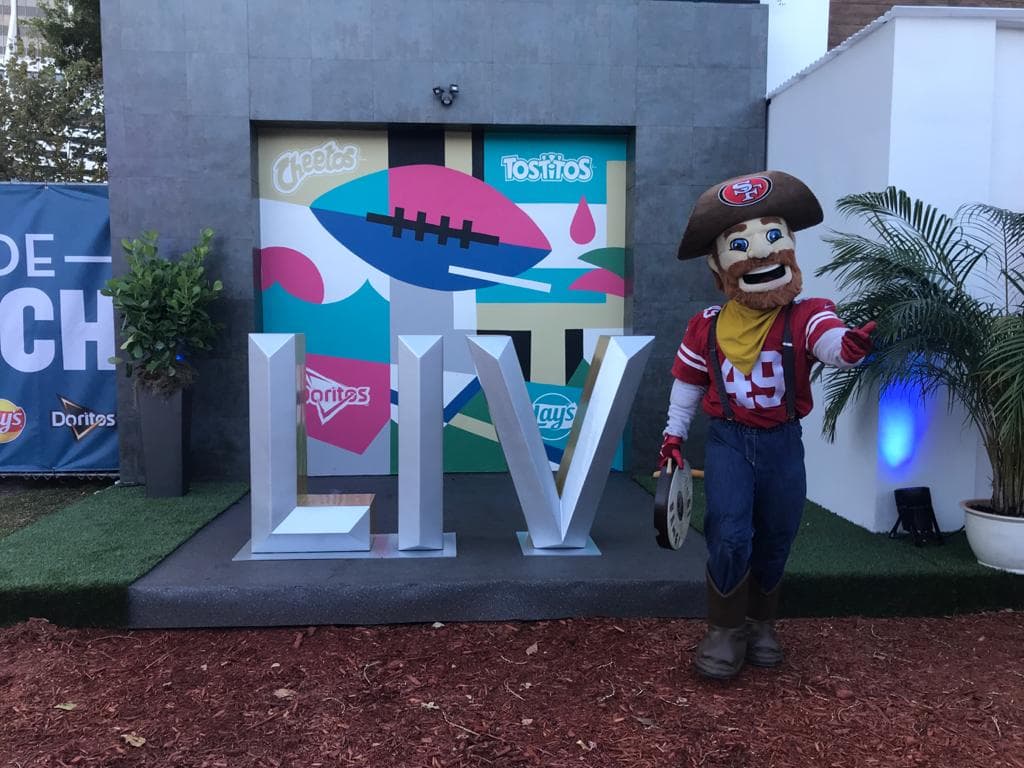 Los aficionados a la NFL pueden disfrutar un espacio para ellos antes del Super Bowl LIV entre San Francisco y Kansas City.