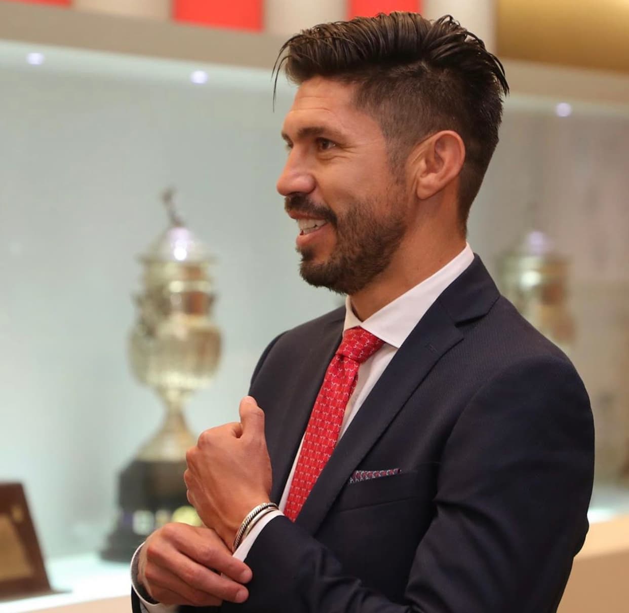 Las palabras de Oribe recalaron en el seno del América, pues Miguel Herrera rápido apuntó a decir que 'Peralta no era un referente de América'...