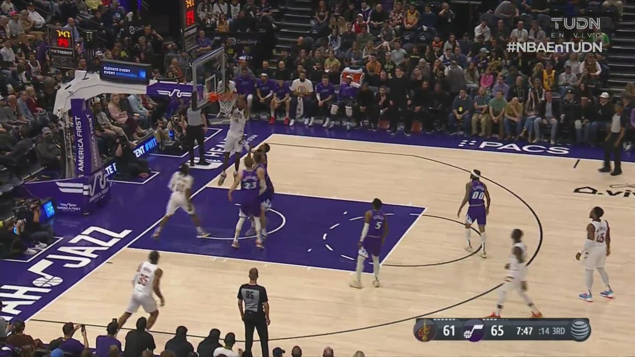 ¡Tremendo alley oop! Mobley aprovecha la asistencia de Garland y se luce