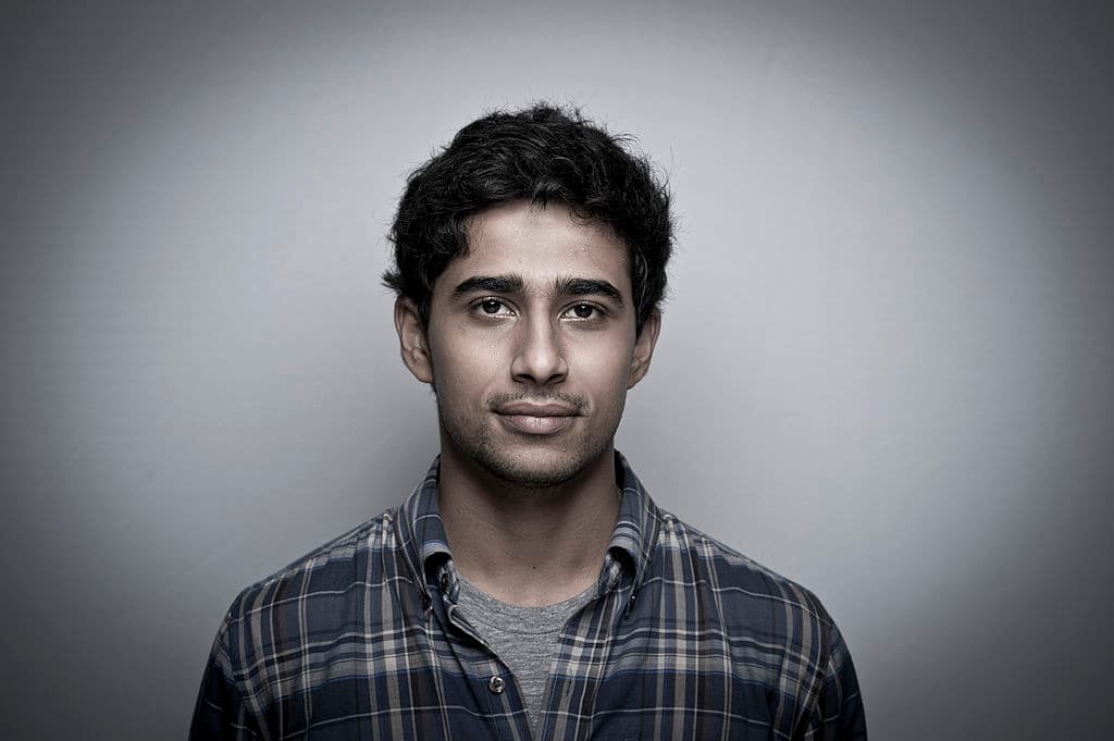 Suraj Sharma (God Friended Me) completa el elenco como Sid, el compañero de cuarto de Jesse y el mejor amigo.