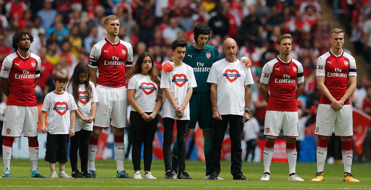 Previo al juego se rindió un homenaje a las víctimas del incendio del Grenfell Tower. Hubo un minuto de silencio.