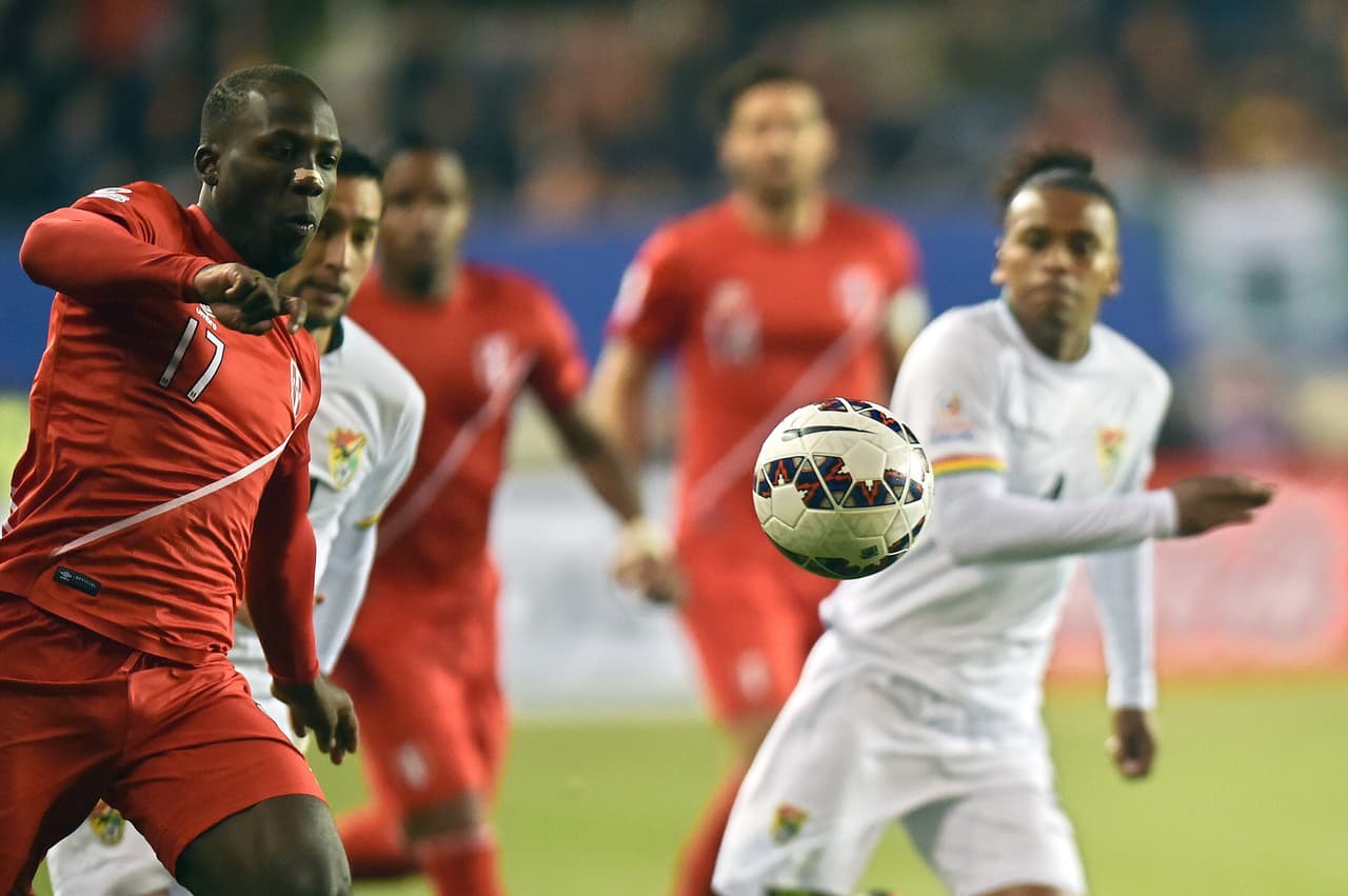 Pero los bolivanos, fueron empujando poco a poco y vivieron sus mejores minutos del partido hacía el final de la primera mitad.