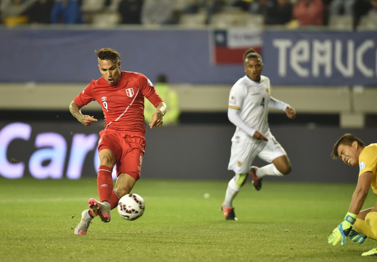 Un par de minutos más tarde, de nueva cuenta Guerrero, ahora a pase de Christian Cueva, y ante un resbalón del arquero Pedro Galle, hizo el segundo gol del partido.