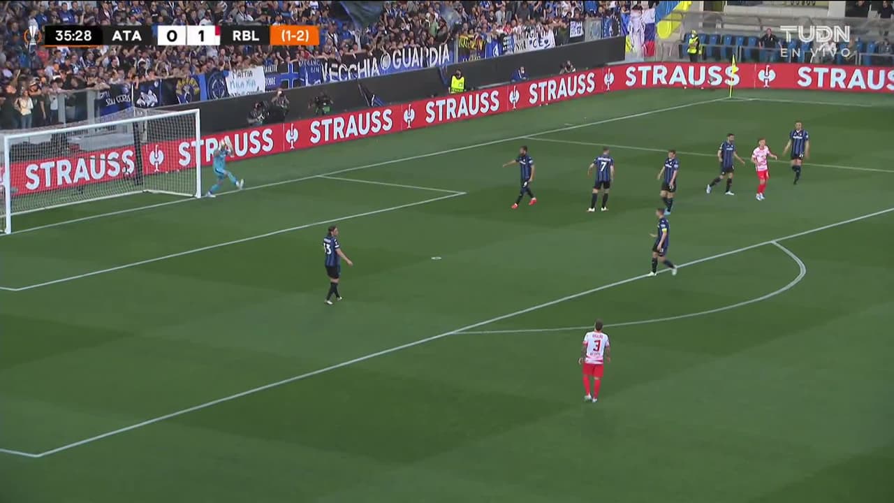 ¡TIRO ATAJADO! disparo por Dani Olmo.