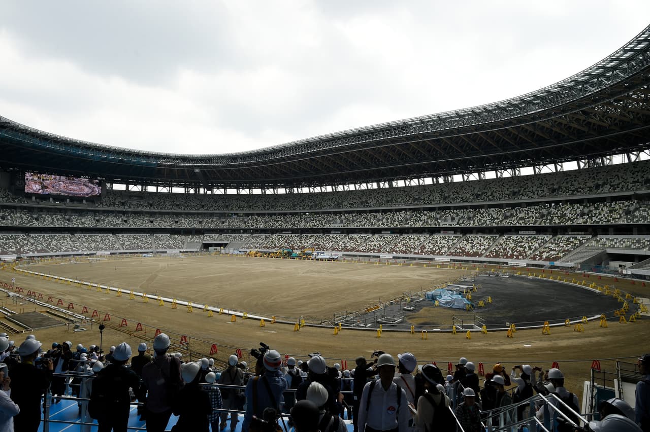 A casi un año exacto de la inauguración de los Juegos, el exterior del Nuevo Estadio Nacional de Tokio está casi completado y la siguiente fase será la instalación del césped, programada para mediados de julio, y la de la pista de atletismo, entre agosto y septiembre, explicaron sus responsables.