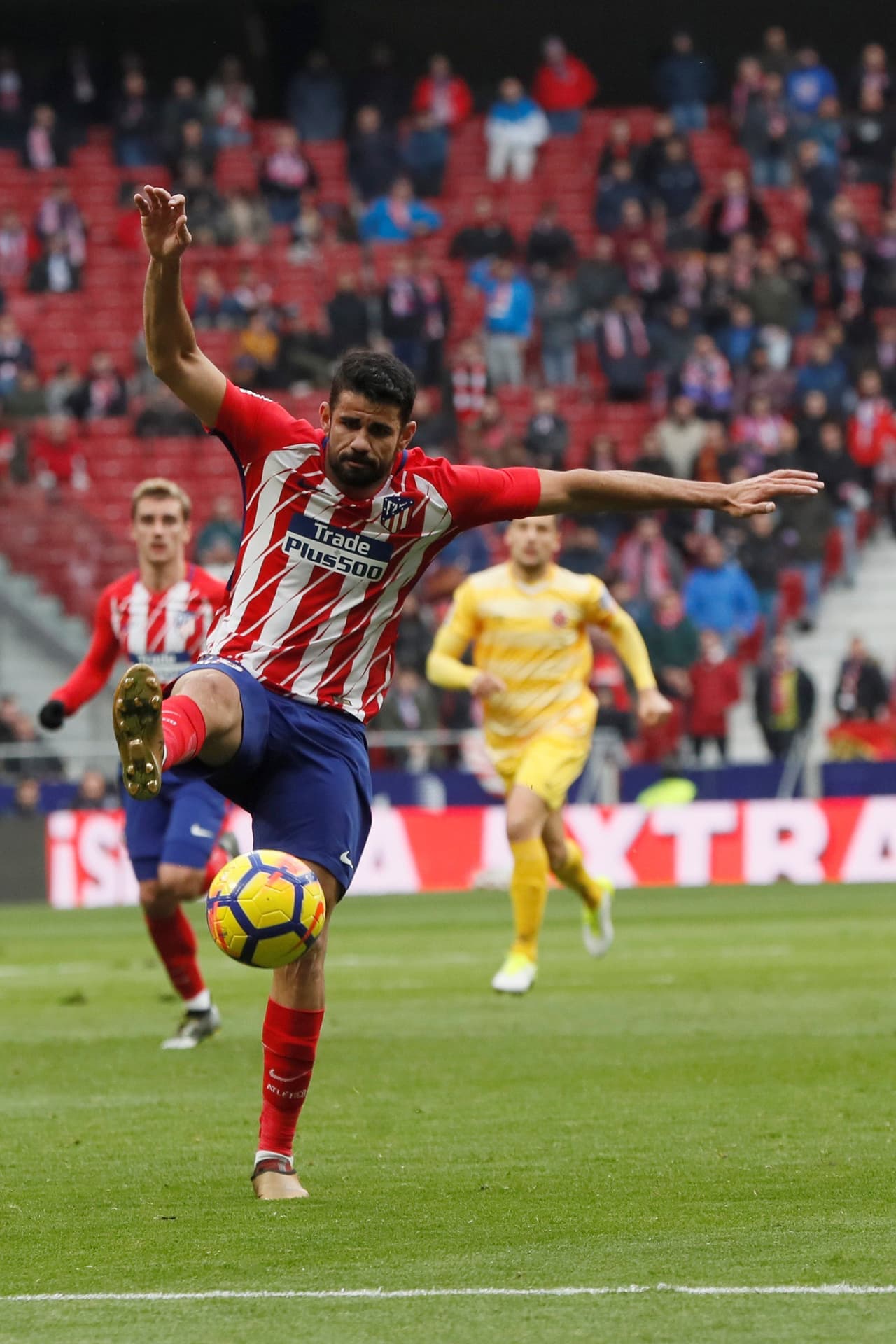 Diego Costa comenzaba a ser la referencia en el área del Girona para los jugadores del Atlético.