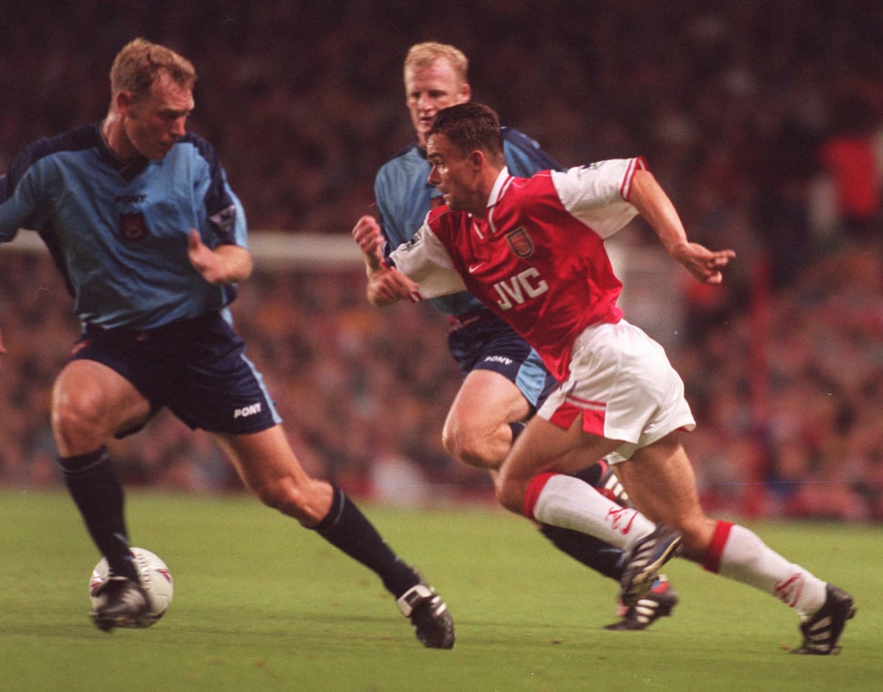 Overmars tuvo un rendimiento destacado con Arsenal y luego sería pretendido por otros grandes de Europa.