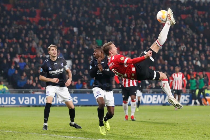 Al minuto 52 un preciso centro de Lozano termiinó en esta chilena de Luuk De Jong para el 2-0 en el marcador a favor del PSV.