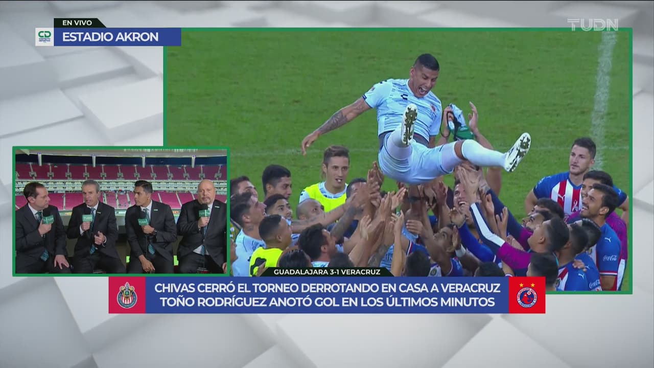 Salcido es cargado por los jugadores de Chivas como novio en boda