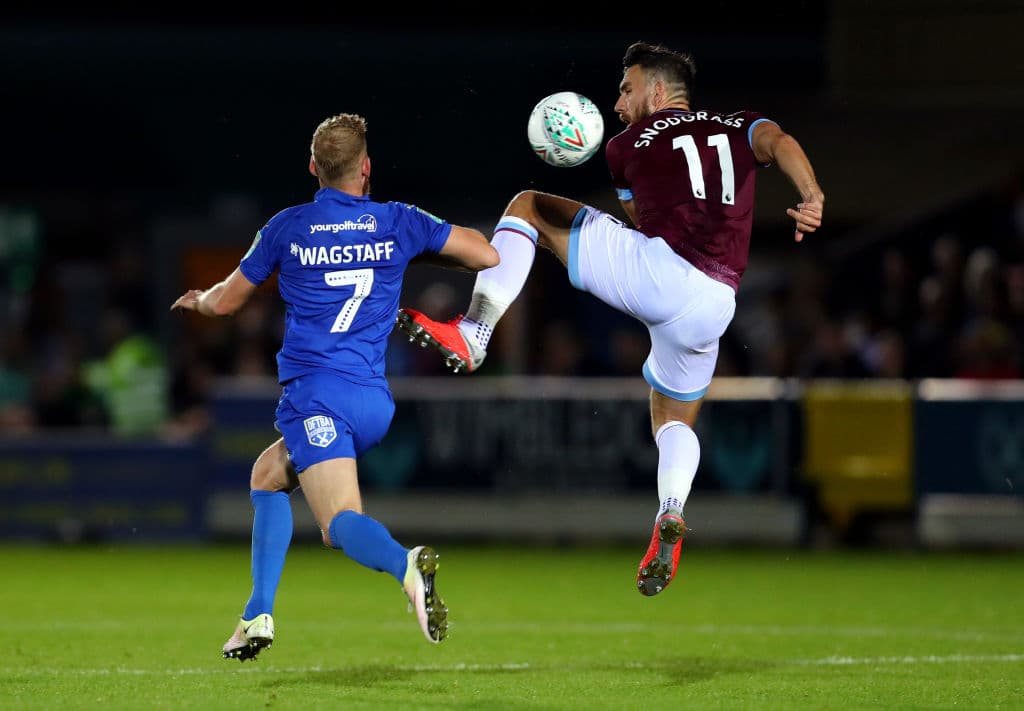 West Ham fue mucho más insistente en el arco de AFC Wimbledon y generó mucho peligro, al punto que al minuto 18 generó la expulsión por doble amarilla del deefnsa central Rod MacDonald.