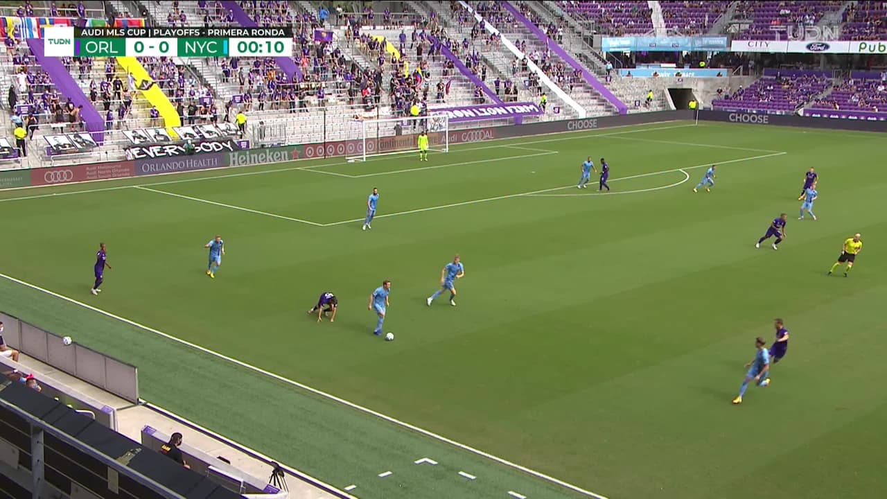 Arranca el partido y la pelota está en juego.