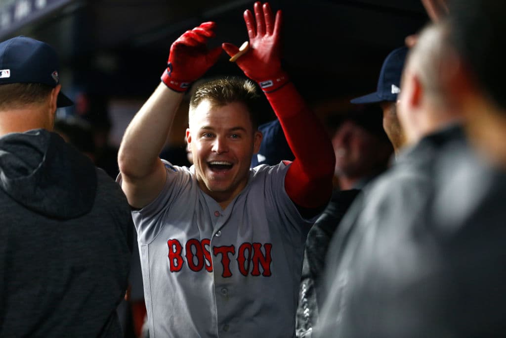 Aunque antes tuvo cabello largo, Holt ahora usa el cabello corto y con eso se parece un poco más a Damon.