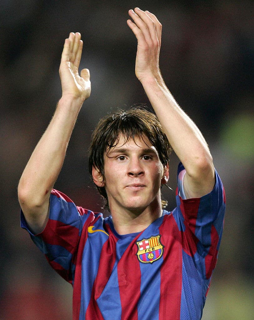 El rival fue Espanyol, el hombre de la decisión para el FC Barcelona fue Frank Rijkard, el hombre de la sustitución fue Deco y el 16 de octubre del 2004, el hombre del debut fue Lionel Messi. 
<br>Ya se sabía de sus posibilidades y talentos futbolísticos, pero los mismos los enseñó desde el primer momento encarando rivales, combinando con Iniesta en los ocho minutos que jugó. Ganó el conjunto catalán 1-0.