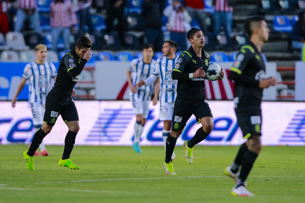 El Pachuca consiguió su segunda victoria del torneo tras vencer por 2-1 a las Chivas. Los Tuzos aprovecharon un grave error del 'Tiba' Sepúlveda y Raúl Gudiño para marcar el segundo tanto después de que Víctor Guzman hiciera el primero. Los rojiblancos reaccionaron con un gol de Ángel Zaldívar por la vía del penal, pero no fue suficiente.