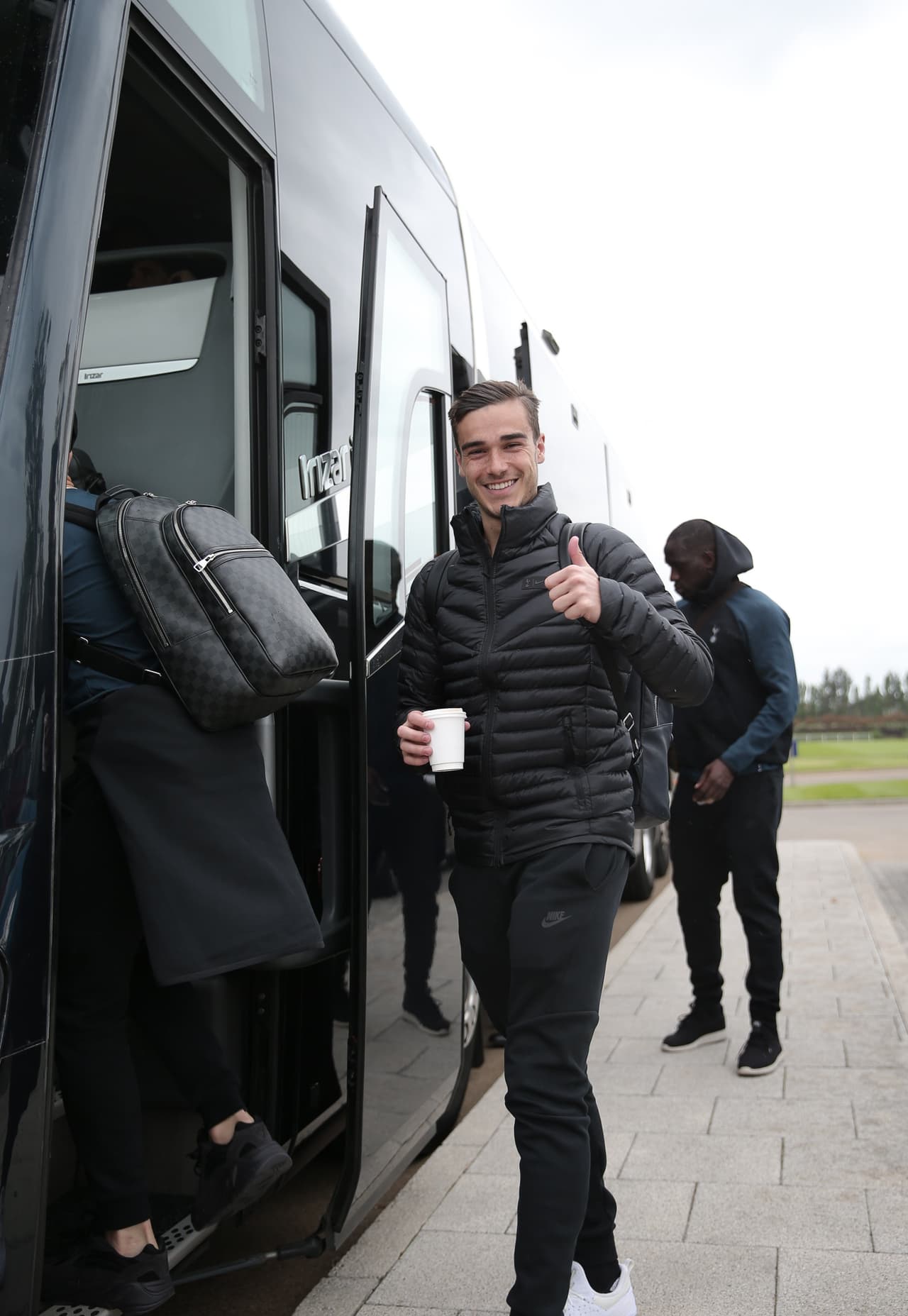 Los Spurs iniciaron su viaje a Madrid este miércoles con la ilusión de conseguir su primera corona de Champions League. La gran novedad en la lista de convocados es el goleador Harry Kane, quien se perdió por lesión los últimos duelos del equipo.