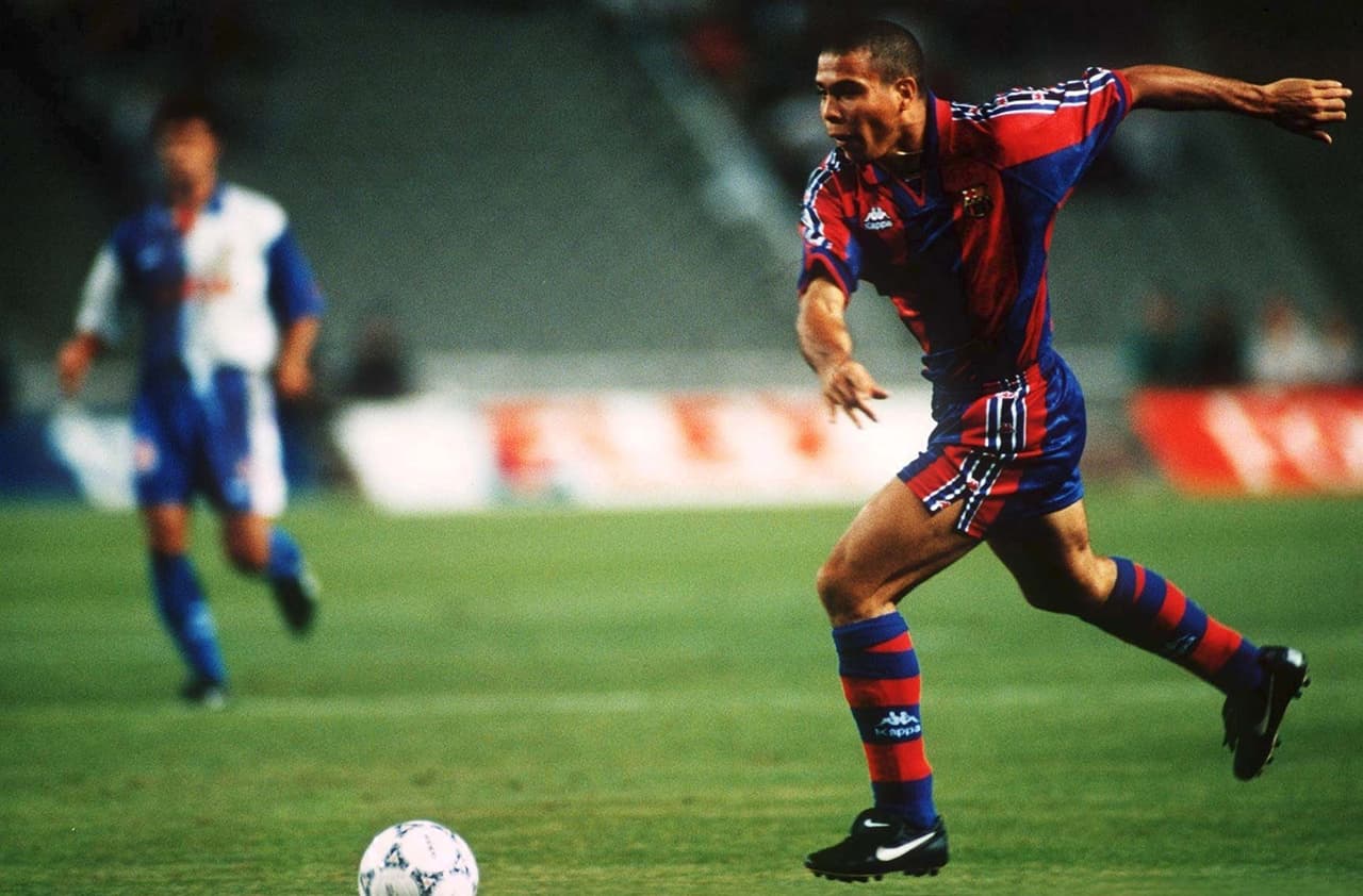 Ronaldo Nazario llegó en 1996 al Barcelona y, con apenas 18 años, sorprendió al mundo con su talento sobresaliente y capacidad goleadora, al punto de ser máximo artillero en España.