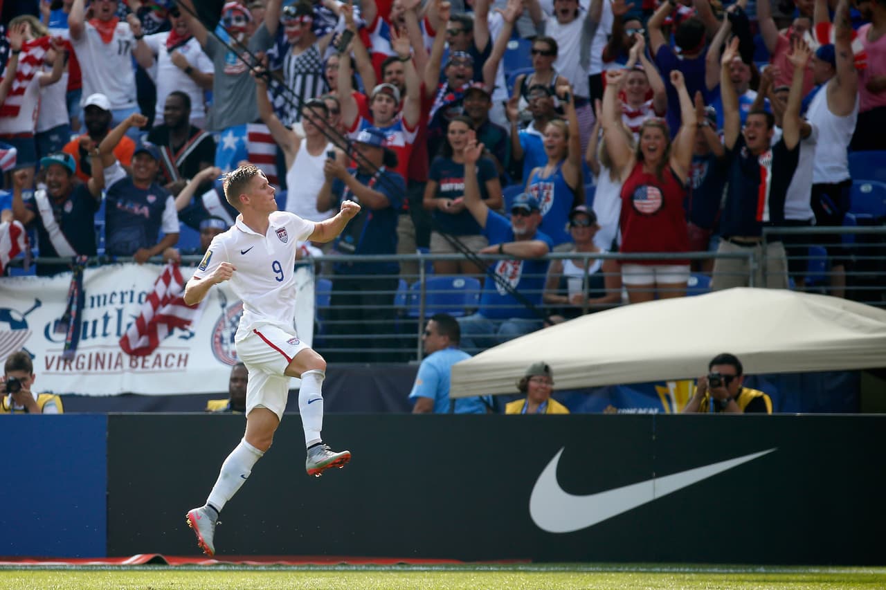 Aron Johannsson destacó con su participación se asoció muy bien con Dempsey y además también logró hacer su gol. Calificación 9.