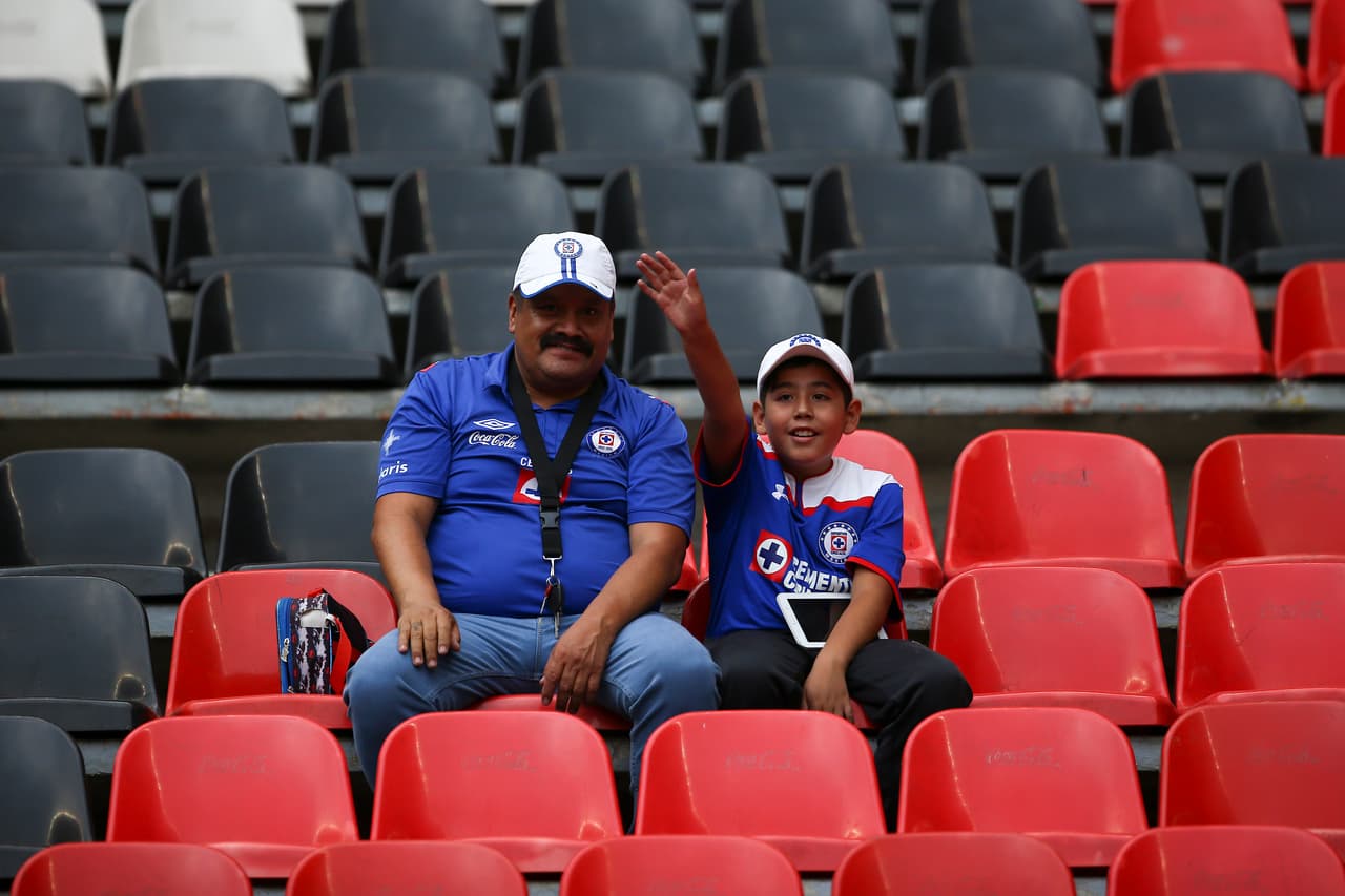 Los fanáticos de Cruz Azul en el Estadio Azteca a minutos del juego contra Monarcas Morelia por la Jornada 17 del Clausura 2019.