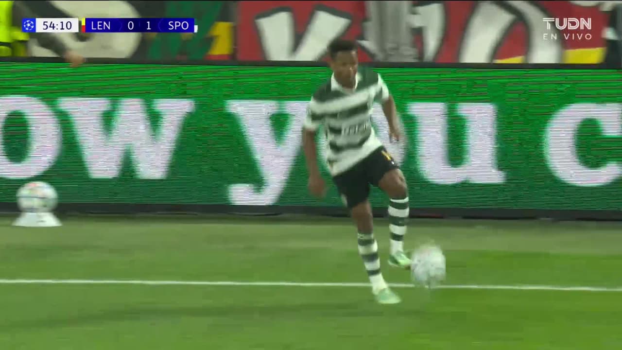 ¡TIRO ATAJADO! disparo por Maxi Araújo.