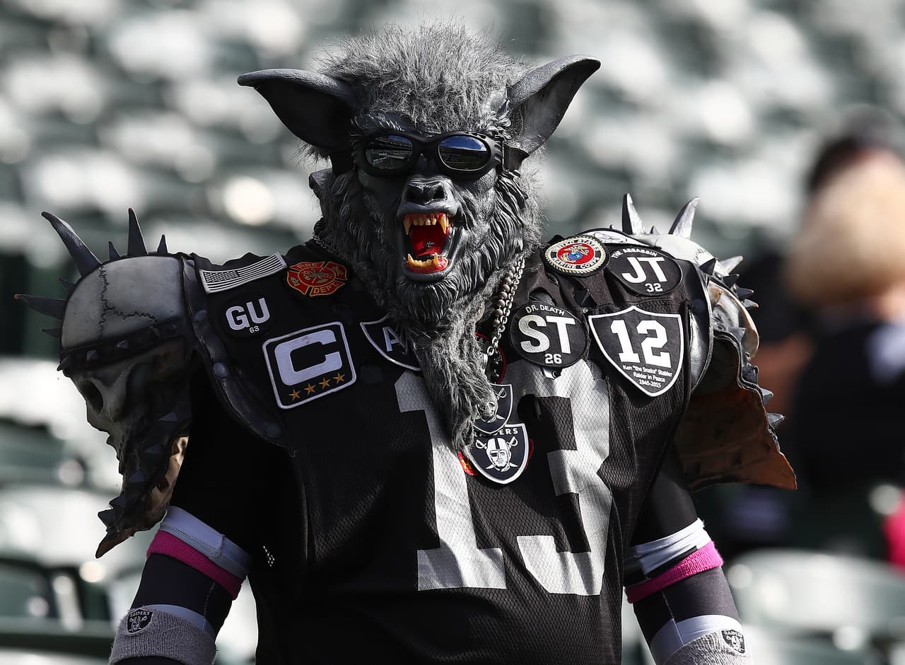 El muñeco malvado Chucky y otros personajes inspiraron a jugadores y fanáticos para darle un color diferente a la jornada de la NFL en medio de la fiesta de Halloween.