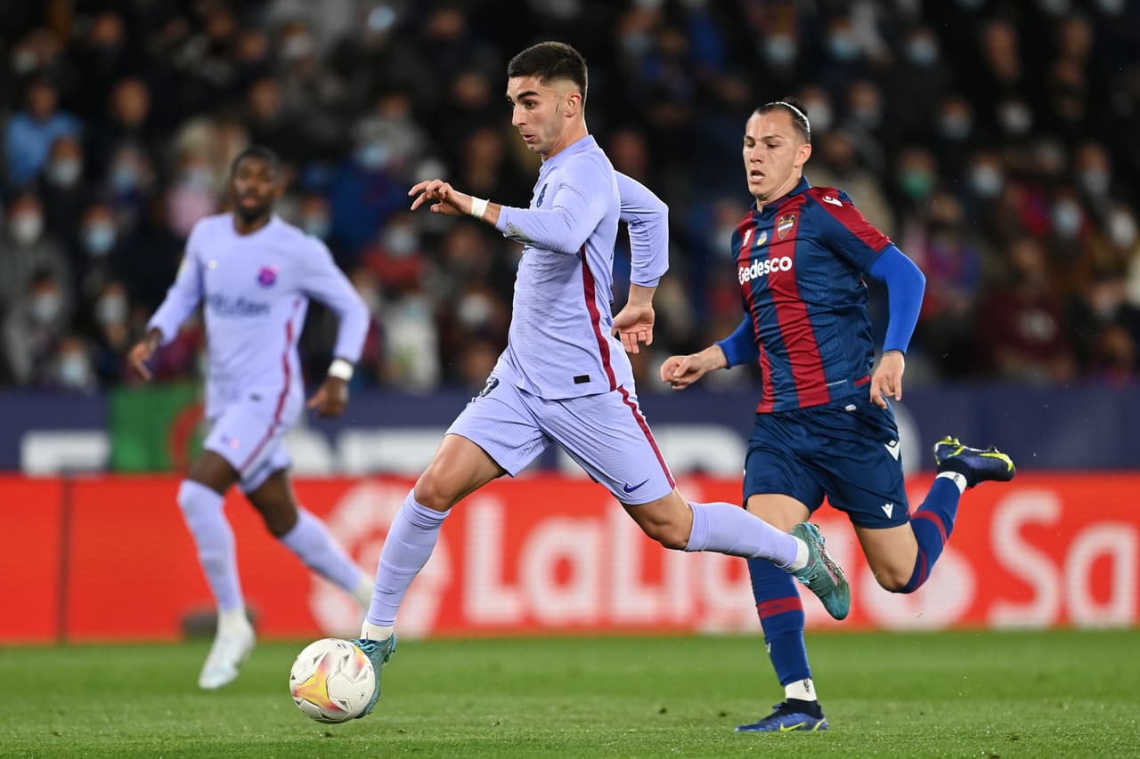 Barcelona venció al Levante con anotaciones de Pierre-Emerick Aubameyang, Pedri y Luuk de Jong; por los locales marcaron Morales y Melero, ambos por la vía del penal. Si bien anotaron dos tantos desde los 11 pasos, los granotas falllaron uno.